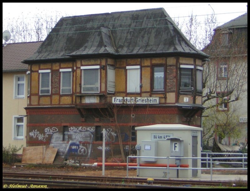Am 05.12.2006 entstand diese Aufnahme des Stellwerks Frankfurt am Main-Griesheim am Bahnbergang Elektronstrae, das leider mit Graffiti verschmiert ist. Das Betonhuschen rechts davor ist Bestandteil der neuen Ampel- und Schrankenanlage, die seit 27.11.2006 in Betrieb ist. Bevor das Gebude anschlieend mglicherweise abgerissen wird, wollte ich es nochmal im Bild festhalten.