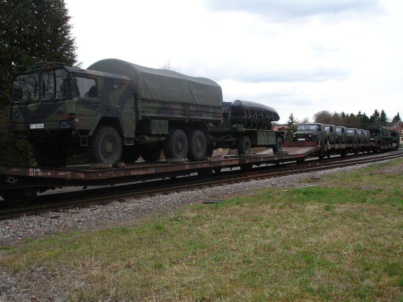 Am 05.April 06 standen in Neckarbischofsheim Stadt auf der SWEG-Strecke Meckesheim-Aglasterhausen-Hüffenhardt, diese Güterwaggons mit Militärfahrzeugen für das BW-Depot Siegelsbach.