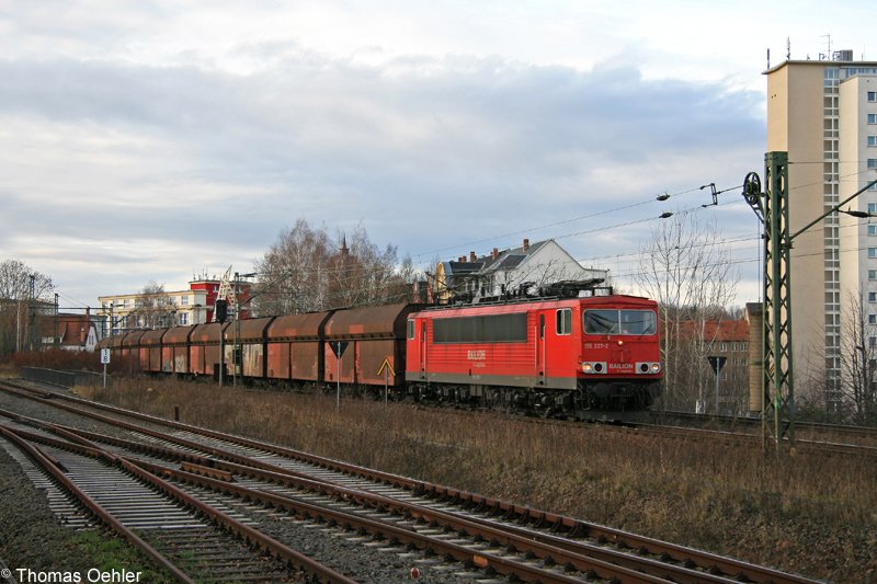 Am 06.01.07 bringt 155 227 den Kohlezug von Chemnitz-Siegmar nach Chemnitz Hbf zurck, nachdem ihn eine 145 aus der Lausitz bis Chemnitz-Siegmar gezogen hat, die 155 hatte bis dahin nachgeschoben.
Das Foto zeigt den Zug in Chemnitz-Sd. In Chemnitz Hbf erfolgt dann der Wechsel E-Traktion auf Diesel, da die Strecke nach Leipzig nicht unter Fahrdraht liegt. Eine 241 bringt den Zug dann nach Chemnitz-Kchwald.