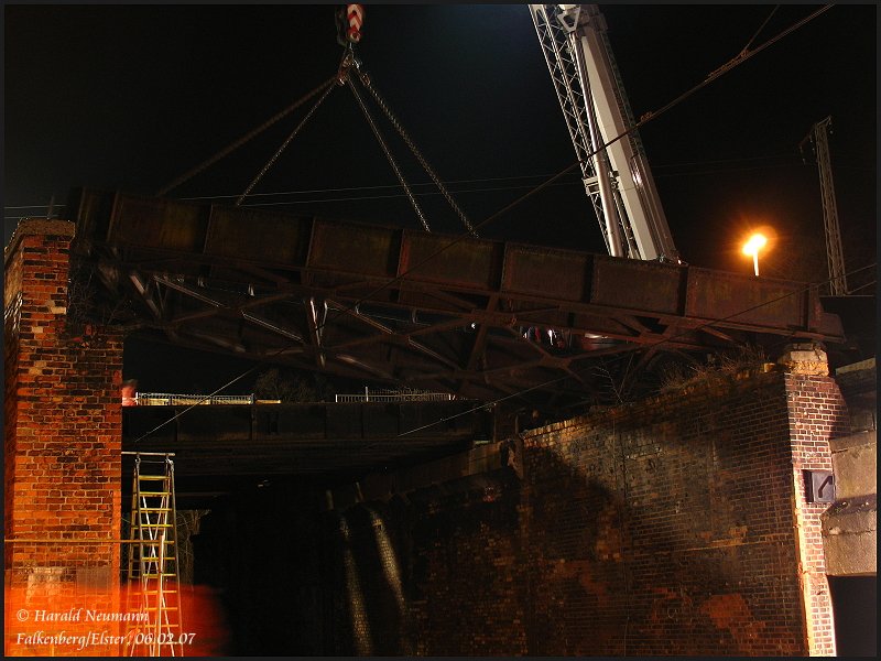 Am 06.02.07 begann nun der Abbau der alten Brckenelemente am Kreuzungsbauwerk in Falkenberg/Elster. Nun wird Platz gemacht fr die neuen Fundamente. 06.02.07