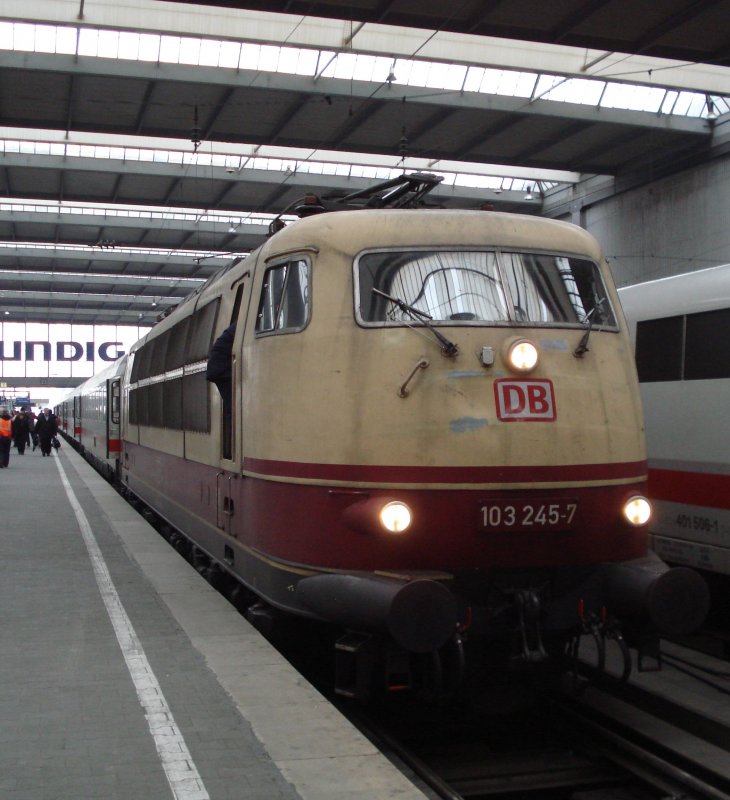 Am 06.02.09 hat die etwas ramponierte 103 245-7 soeben den IC 73943 von Nrnberg nach Mnchen gebracht - schn, dass sie noch Planeinstze fahren darf...!