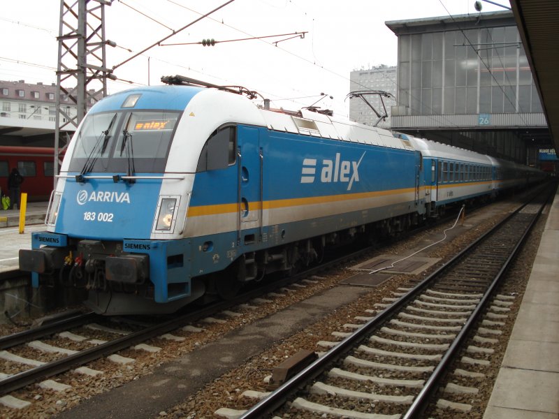 Am 06.02.09 wartet 183 002 Arriva-Alex mit ALX37978 nach Schwandorf auf ihren Abfahrauftrag aus Mnchen Hbf.