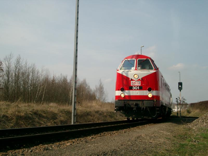 Am 06.04.05 fuhr MEG 301 (BR 229) von Lochau mit einem Gipszug in Richtung Buna-Werke.