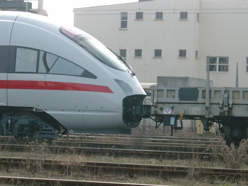Am 06.04.05 konnte ich in Halle-Ammendorf direkt vor dem Bombardierwerk ein aussergew�hnliches Bild erhaschen. Ein ICE-T2 als �berf�hrungsfahrt, gezogen von einer BR 140. Die Flachwagen vor und hinter der ICE Garnitur dienen dem Erreichen der Mindestbremshundertstel.