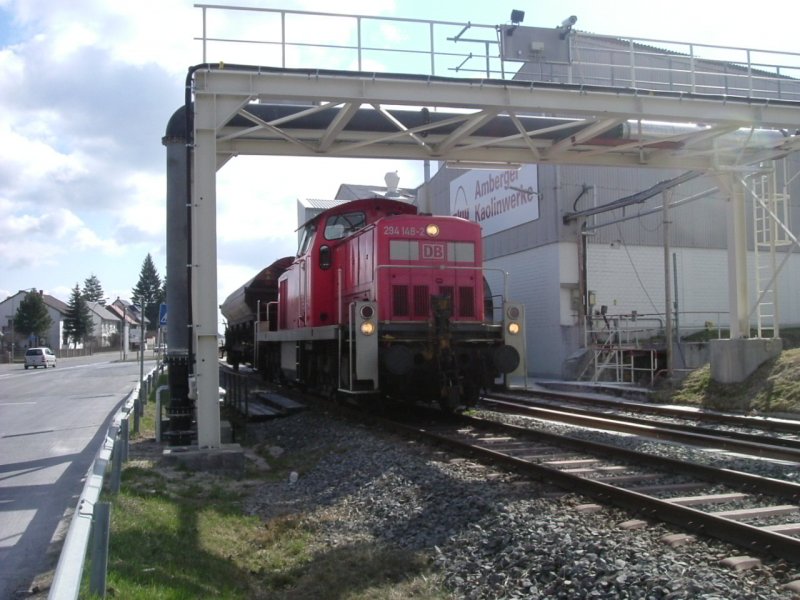 Am 06.04.2006 fhrt 294 148 mit einem Wagen an dem Fabrikgebude der Amberger Kaolinwerke vorbei. Das Gleis rechts ist das Anschlussgleis von AKW. (Strecke Amberg-Schnaittenbach)