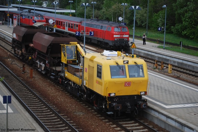 Am 06.05.09 zog ein SKL zwei Schotterwagen anllich von Gleisbauarbeiten durch den Memminger Bahnhof. Ein Anblick, den man angesichts der bevorstehenden Elektrifizierung bestimmt noch fter genieen darf.