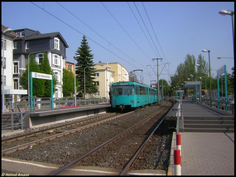 Am 06.05.2006 fuhr der 1. Zug der Linie U1 zum Sdbahnhof mit den U2h-Triebwagen 347, 345 und 311 gerade in die Station Fritz-Tarnow-Strae ein. 