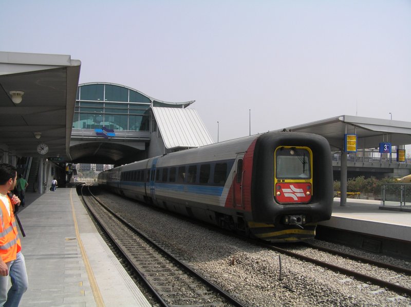 Am 06.05.2007 hlt Triebzug 7203, ein dnischer IC 3  Gumminase  im Bahnhof Tel Aviv Ha'Hagana. Der Zug wird nach kurzem Aufenthalt weiter Richtung Ben Gurion Airport fahren und dort enden. Ben Gurion ist zwischenzeitliche Endstation, da die weiterfhrenden Neubaustrecken nach Modi'In und Jerusalem noch im Bau sind. Ebenso noch im Bau ist die in Ha'Hagana abzweigende Strecke nach Moshe Dayan / Ashdod. 