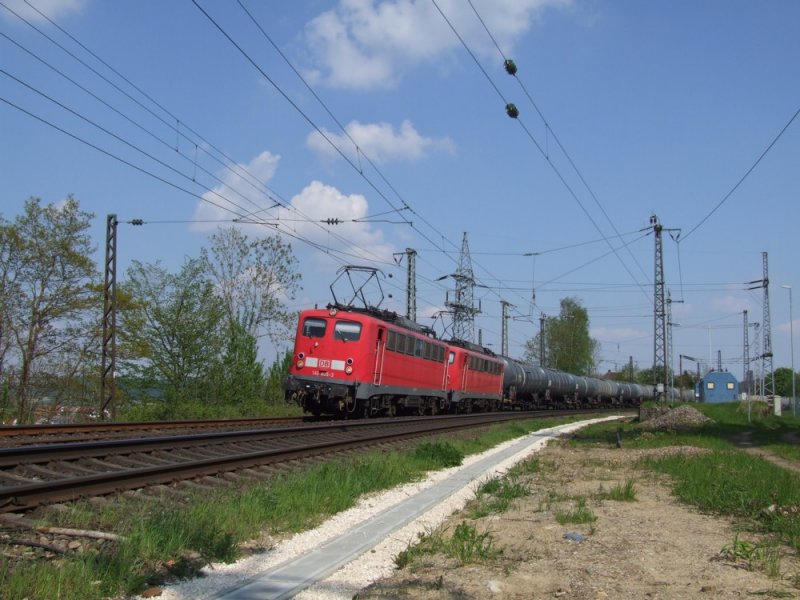 Am 06.05.2008 mht sich 140 805 mit einer Schwesterlok bei Gabelbach den Berg hinauf.