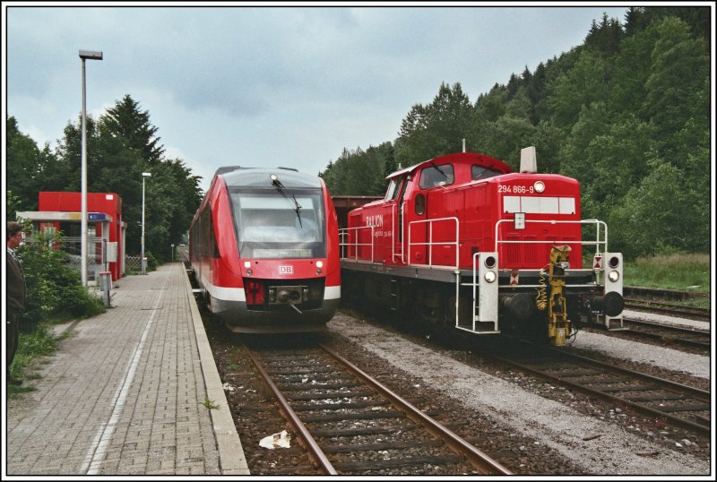 Am 06.06.2007 rangiert die ganz saubere 294 866 einige Schotterwagen im Bahnhof Brgge (Westf). Am Bahnsteig wartet ein 648er als RB52  Volmetalbahn  auf die Abfahrt nach Dortmund.