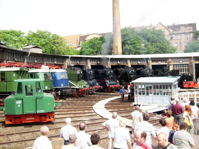Am 06.07.08 konnte ich ein  Gruppenfoto  aller um den Ringlokschuppen ausgestellten Lokomotiven machen. Fotografiert im DB-Museum Halle/Saale.