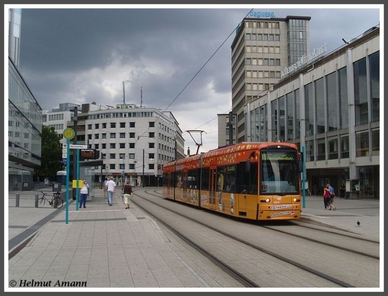 Am 06.07.2008 fand der Ironman Thriathlon statt, dessen Laufstrecke durch die Innenstadt von Frankfurt am Main f�hrte. Dadurch mussten an diesem Tag die Linien 11 und 12 in Fahrtrichtung Fechenheim am Willy-Brandt-Platz wenden. Als der 24. Zug der Linie 11 mit dem S-Triebwagen 228 abfahrbereit am Bahnsteig stand, hingen dunkle Wolken �ber dem Platz.
