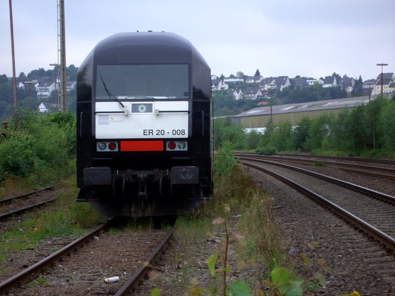 Am 06.08. 08 wartet die schwarze ER20-008 mit einem Holzzug im Bahnhof Arnsberg.
