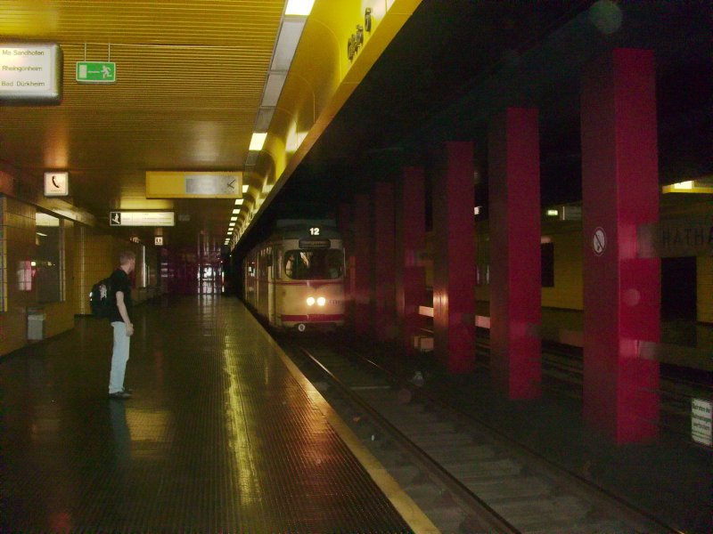 Am 06.08.08 fuhr die Linie 12 an der Haltestelle Rathaus auf Gleis 6 ein  um nach Ludwigshafen Rheingnheim zu fahren. Dieses Bild ist zum nchten Fahrplanwechsel leider Geschichte :'( . 