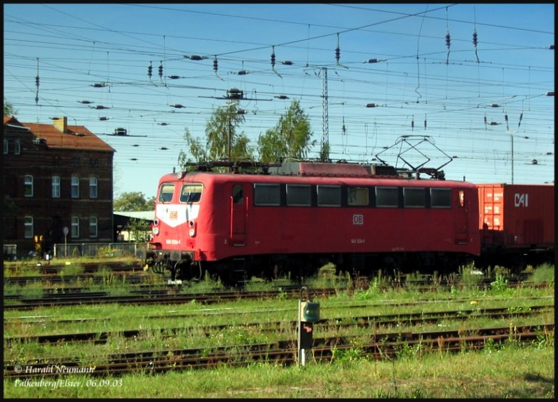 Am 06.09.03 durchfhrt diese orientrote 140er (140 024-1) mit ihrem Zug den unteren Bahnhof von Falkenberg(Elster).