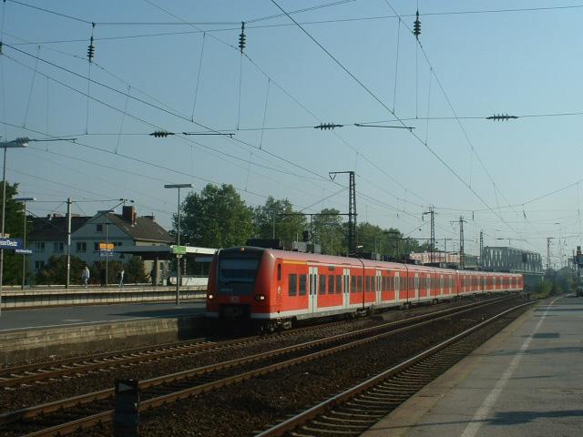 Am 06.10.2005 erreicht die RB26 nach Koblenz gerade den Bahnhof Kln-Messe/Deutz.