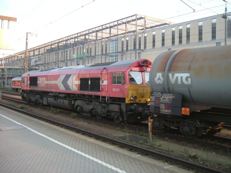 Am 06.10.2005 fuhr DE 671 der HGK mit einem Kesselwagenganzzug durch Regensburg.