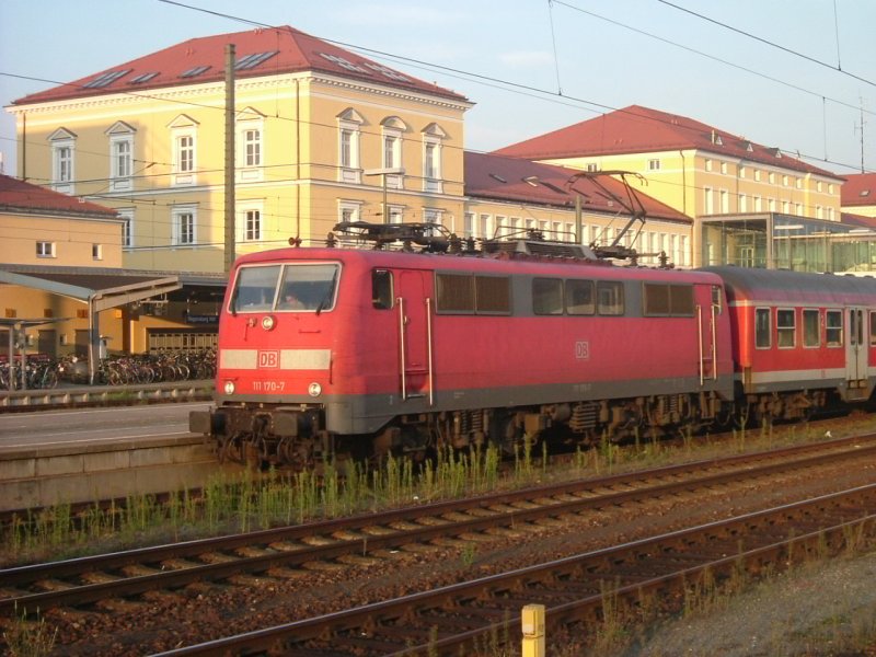 Am 06.10.2005 zieht 111 170 einen RegionalExpress durch Regensburg.