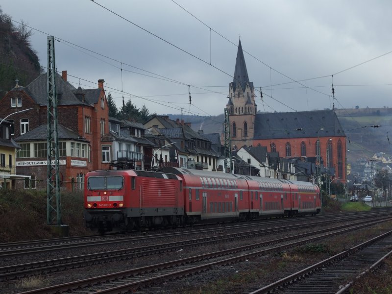 Am 06.12.08 ist die Regionalbahn nach Mainz mit 143 661 bespannt hier bei der Ausfahrt von Oberwesel