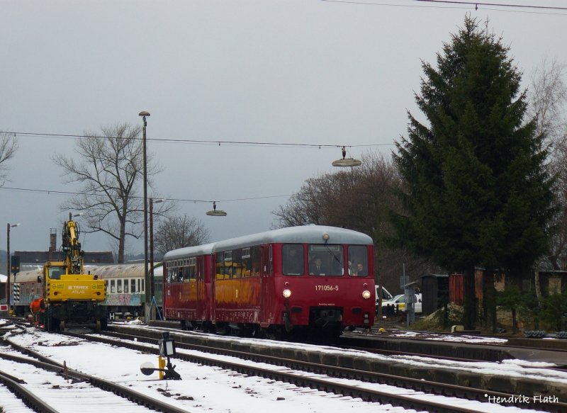 Am 06.12.2008 waren 171 056-5 und ein Beiwagen nach Schlettau unterwegs. Hier konnte ich den Zug bei der Einfahrt in den Bahnhof Schlettau fotografieren.