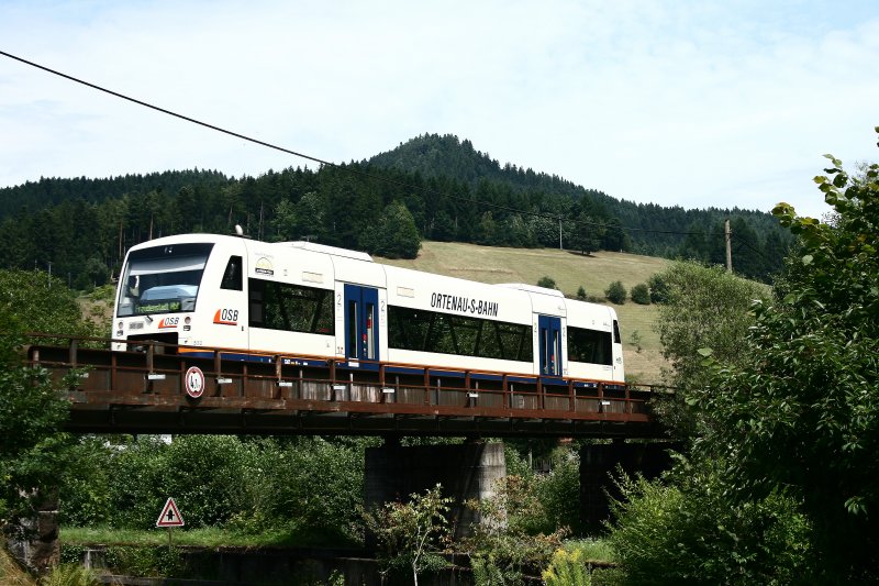 Am 07. August 2008 berquert ein Regio-Shuttle der OSB als Ortenau S-Bahn nach Freudenstadt bei Schenkenzell die Kinzig.