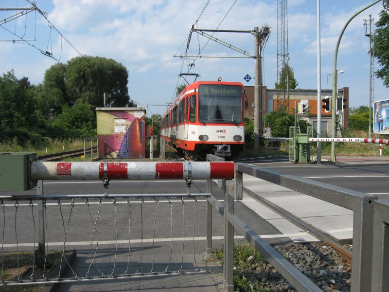 Am 07. August 2009 fhrt TW 2306 in die Haltestelle  Hrth-Hermlheim  ein. Interessant finde ich hier die Position der Bahnschranke.