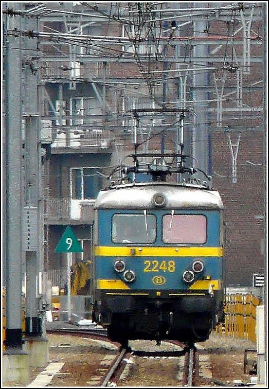 Am 07.03.08 gab es noch Loks der Srie 22 in Lige Guillemins. Hier steht 2248 in den Startlchern, um bei Bedarf im  plan inclin  Schubhilfe zu leisten. (Jeanny)
