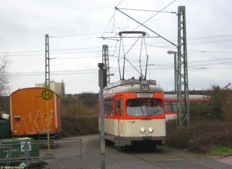 Am 07.04.2006 war der letzte Betriebstag, an dem die Wendeschleife an der Haltestelle Mnchhofstrae planmig befahren wurde, danach wurde diese geschlossen und die Gleise bereits einen Tag spter abgebaut. Das Motiv auf diesem Bild vom 02.04.2006 mit dem M-m Zug 102-1804 in der Wendeschleife ist daher inzwischen historisch.