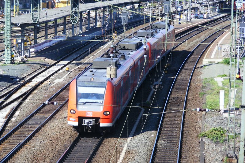 Am 07.05.09 fhrt 426 503/003 und 426 501/001 als RE 25118 nach Dillenburg aus dem Bahnhof Gieen/Lahn aus.Nchster Halt ist Dutenhofen(Bei Wetzlar)