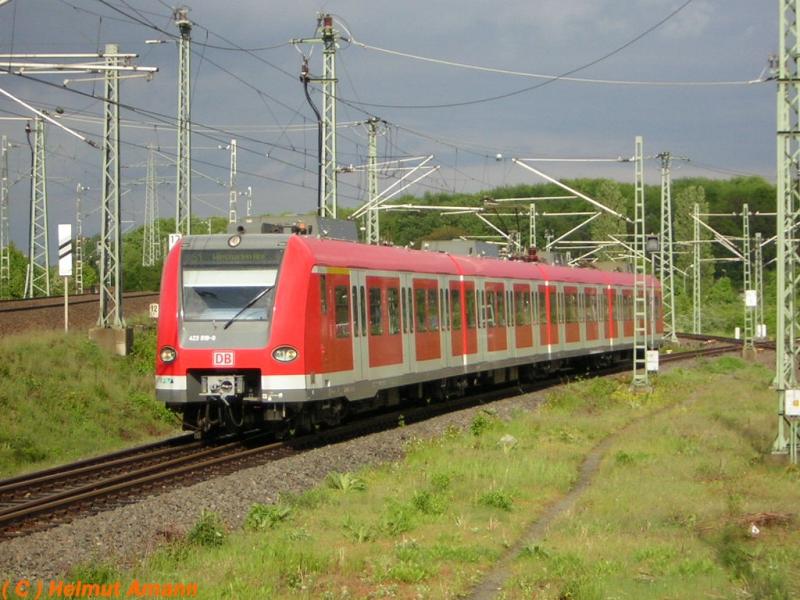 Am 07.05.2005 fuhr 423 919 auf der Linie S1 nach Wiesbaden bei Gewitterstimmung in Offenbach Ost ein.