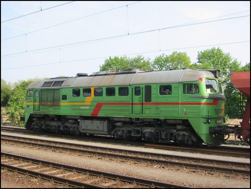 Am 07.05.2006 stand 220 509 (bzw. V200 009) an der Spitze eines Bauzugs in Karlsruhe Hbf. Die Lok ist bei der LEG eingestellt.