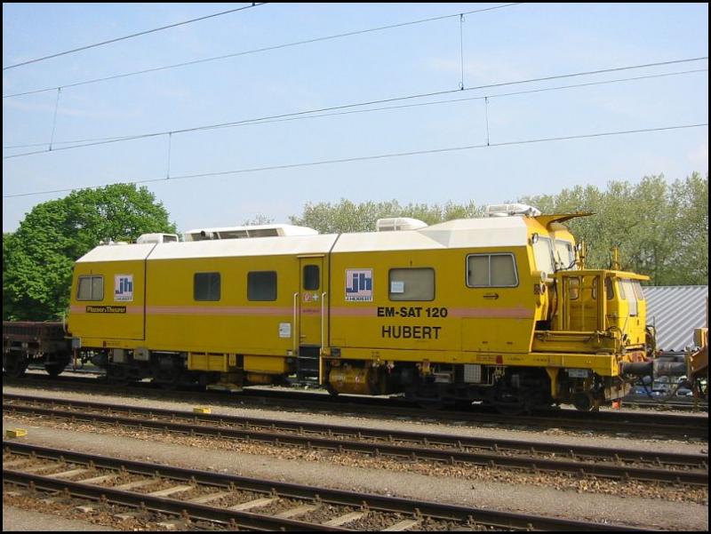 Am 07.05.2006 stand dieses Baufahrzeug der Firma J.Hubert in einem Bauzug in Karlsruhe Hbf. Dieses Fahrzeug vom Typ EM-SAT 120 ist eine Maschine zur Gleisvormessung und verfgt ber einen selbstfahrenden Satelliten mit Laser-Sendeeinheit.  