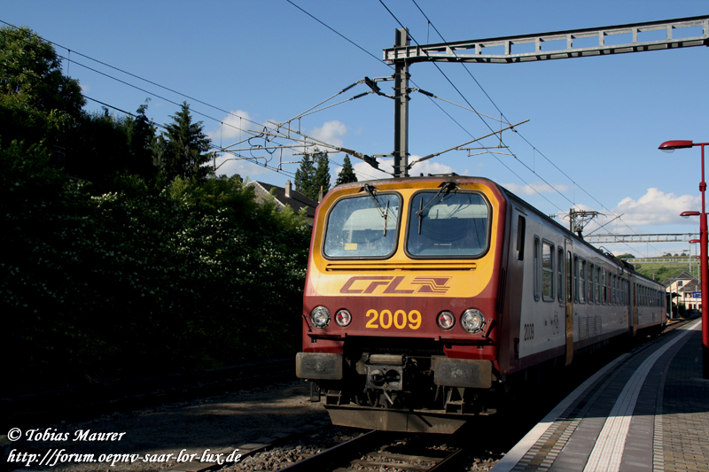 Am 07.06.2009 verlsst der CFL Triebwagen 2009 (BR 2000) den Bahnhof Wasserbillig in Richtung Luxembourg.