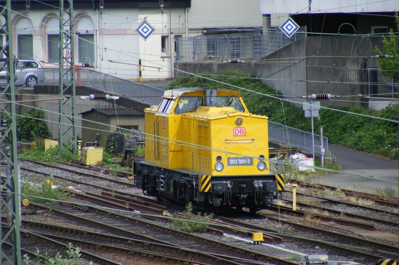 Am 07.07.09 steht die in Gelb neulackierte 203 303-3 von DB Netz Instandhaltung in Gieen abgestellt.