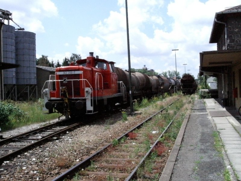 Am 07.07.2004 stand 363 200 mit der Mittagsbergabe von Amberg nach Hirschau vor dem Bahnhofsgebude von Hirschau. (Strecke Amberg-Schnaittenbach)