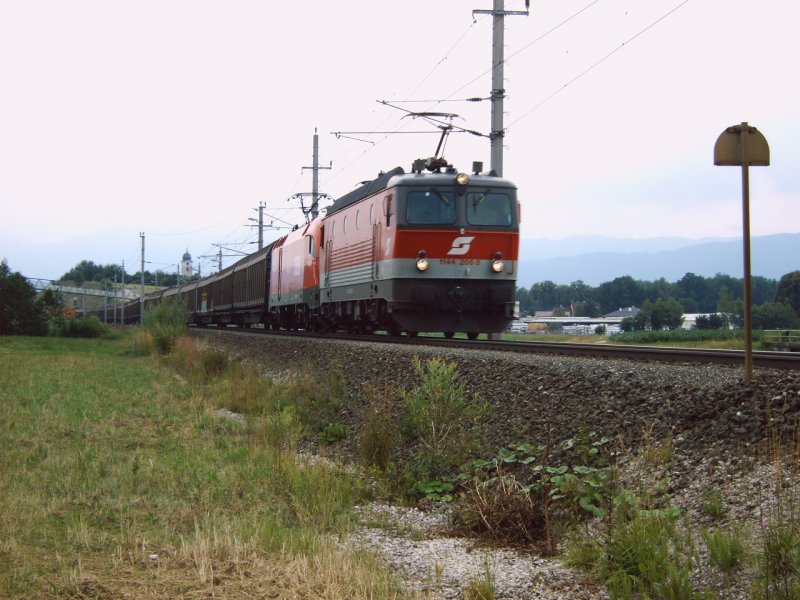 Am 07.07.2006 Fahren 1144 206 + 1116 157  mit ihrem Gterzug der am Zugende noch 1044 065 mit hatte in Richtung Linz durch den Bahnhof von Wartberg an der Krems.