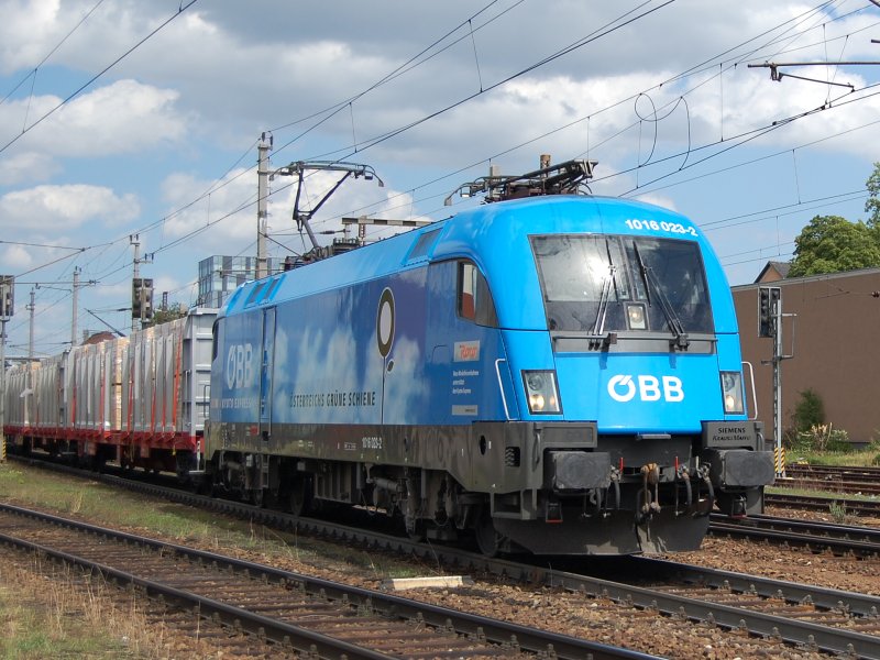 Am 07.07.2007 war ich bereits in Richtung Ausgang des Welser Hbf unterwegs als mir etwas Blaues von weitem ins Auge stach. Nur durch eine sportliche Einlage zu einem geeignetem Fotopunkt habe ich noch ein Bild von der 1016 023 mit ihrem Holzganzzug bekommen. 