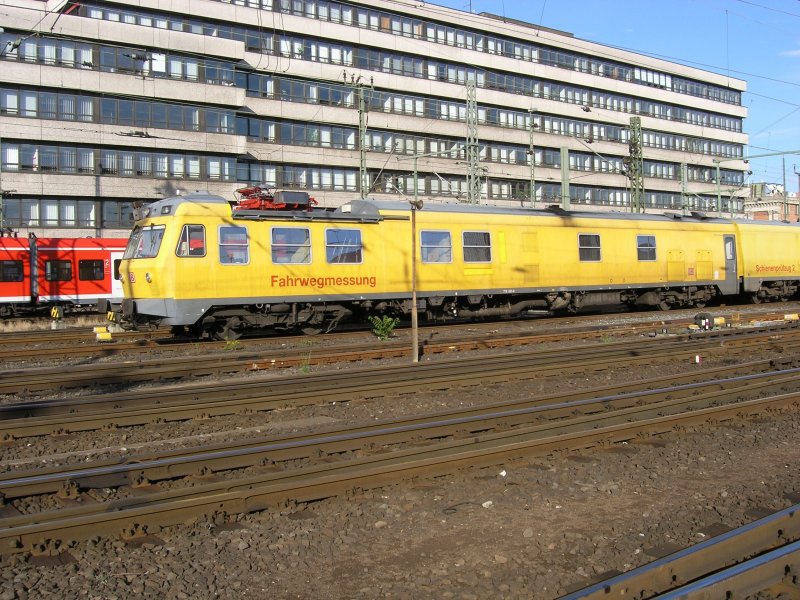 Am 07.07.2009 steht der 719 001-0 im Gleis 104 des Hannoveraner Hbf abgestellt. Gut zu erkennen ist der erst krzlich montierte Messstromabnehmer.