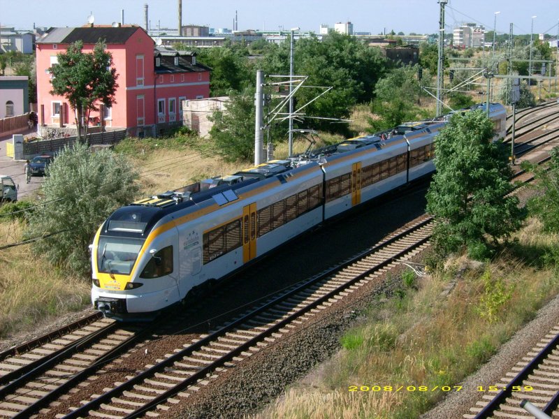Am 07.08.08 f�hrt der Triebwagen der Eurobahn aus Bitterfeld Richtung Halle/Leipzig.  Welche Baureihe ist das?; ich bin der Meinung es w�re ein Flirt von Stadler. Wer weiss genaueres???