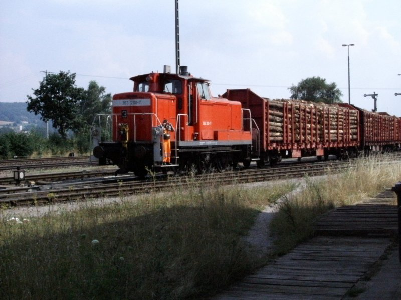 Am 07.08.2004 rangiert 363 200 im ehemaligen Rangierbahnhof Luitpoldhtte bei Amberg einige Holzwagen. Dieser Rbf wurde zum fahrplanwechsel 2004/2005 zum 11.12.2004 stillgelegt.