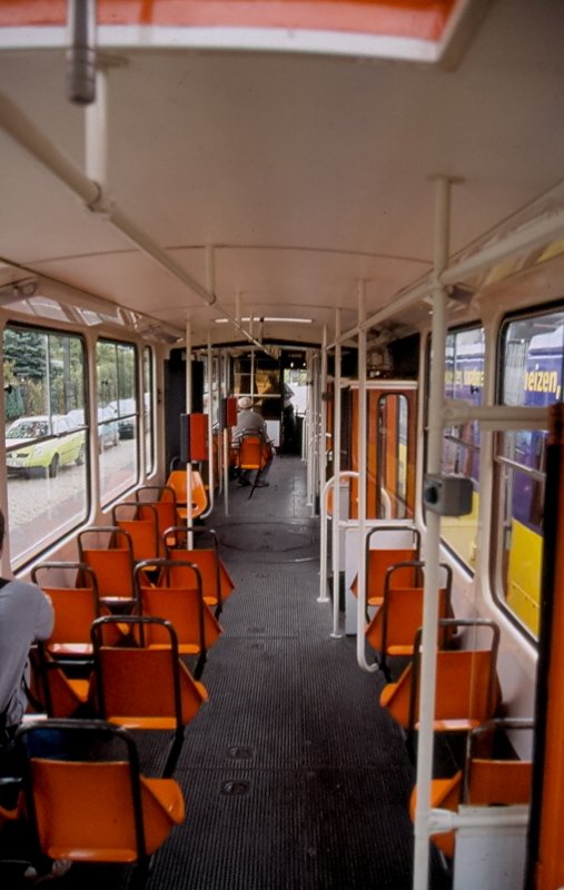 Am 07.08.2008 fanden mehrere Sonderfahrten mit einem historischen Tatra-Wagen der BVG zwischen der Schleife Bjrnsonstr. und der Endhaltestelle Virchow-Klinikum statt. Hier kann man einen schnen Blick auf das fast originale Innenleben werfen. Die alten Plastikschalensitze und Falttren wurden lngs modernisiert. Auch das Innenleben zeigt sich freundlich Gelb-Betont, wenn es mal sauber ist und die Scheiben nicht zerkratzt oder mit Ganzwerbung beklebt sind. Nur die Entwerter stammen schon aus  West-Zeiten 