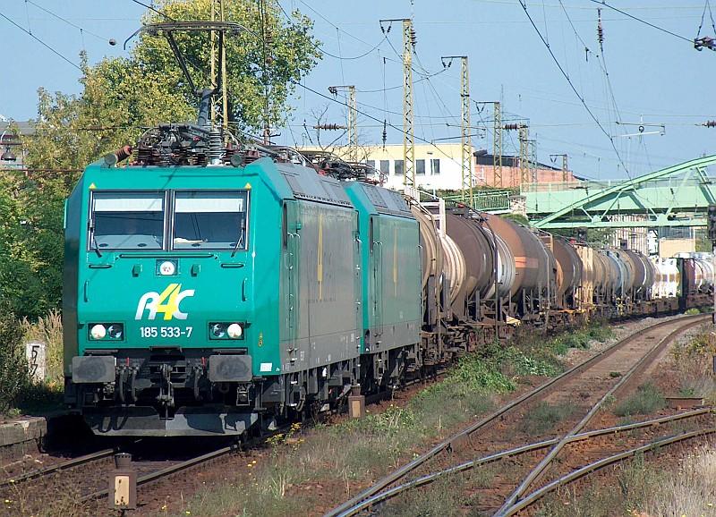 Am 07.09.04 durchfahren 185 533-7 und 145-CL 004 mit ihrem Zug nach Grokorbetha Halle-Ammendorf.