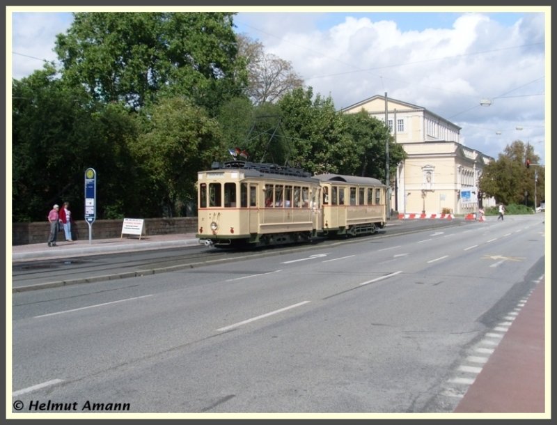 Am 07.09.2008 verkehrte der Triebwagen 57 vom Typ ST3 (Baujahr 1926 Gastell) mit dem erst k�rzlich fertiggestellten ehemaligen Kinderbahn-Beiwagen 132 zwischen der hier zu sehenden Haltestelle Darmstadtium (nach dem gleichnamigen neuen Kongresszentrum benannt) und Griesheim Wagenhalle. 