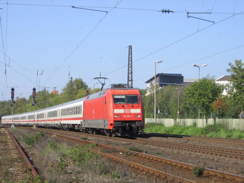 Am 07.10.2007 zieht 101 114 den IC 434 von Norddeich Mole nach Luxembourg noch bis Koblenz ab dann bernimmt eine 181 den Zug.