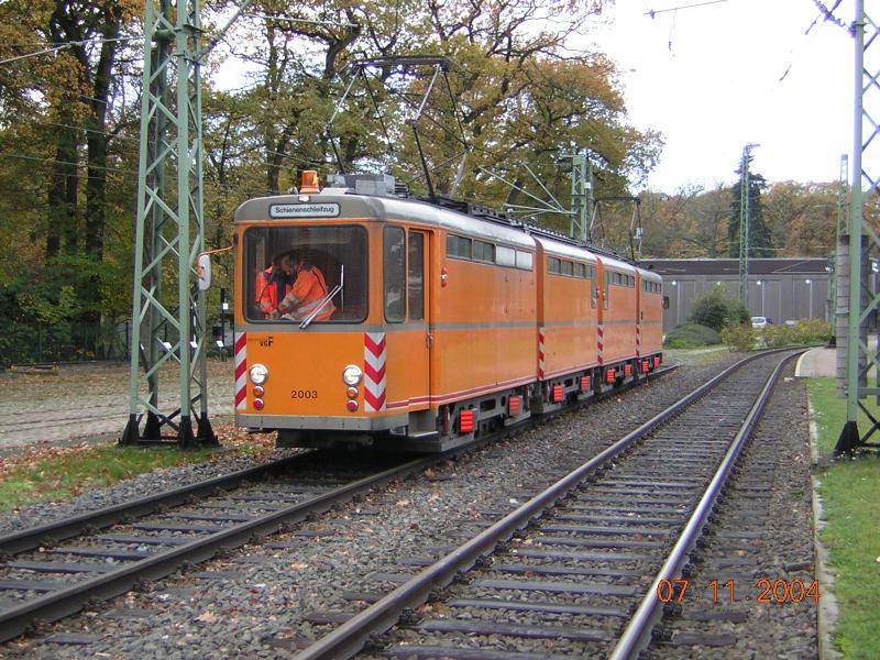 Am 07.11.2004 war der Schienenschleifzug der Verkehrsgesellschaft Frankfurt am Main (VGF) ausnahmsweise bei Tageslicht unterwegs, dieser Zug ist sonst meist nur nachts im Einsatz und entsprechend selten vor die Kamera zu bekommen.

Die Aufnahme zeigt den vierteiligen Zug an der Endhaltestelle der Linie 12 in Schwanheim / Rheinlandstrae. Besonderer Dank gilt dem Fahrpersonal, das den Zug extra in optimale Fotoposition gestellt hat.