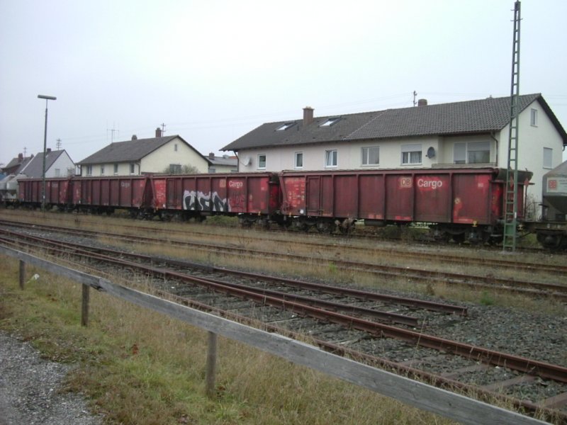 Am 07.12.2004 waren diese 4 Tamns Wagen in den Gterzug nach Amberg eingerieht. (Strecke Amberg-Schnaittenbach)