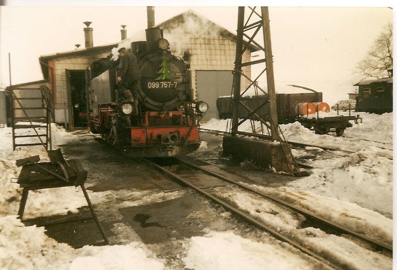 Am 07.Dezember 1996,in der Einsatzstelle Oberwiesenthal, der Fichtelbergbahn, fotografiert: 099 757(richtige Nummer: 99 1757)