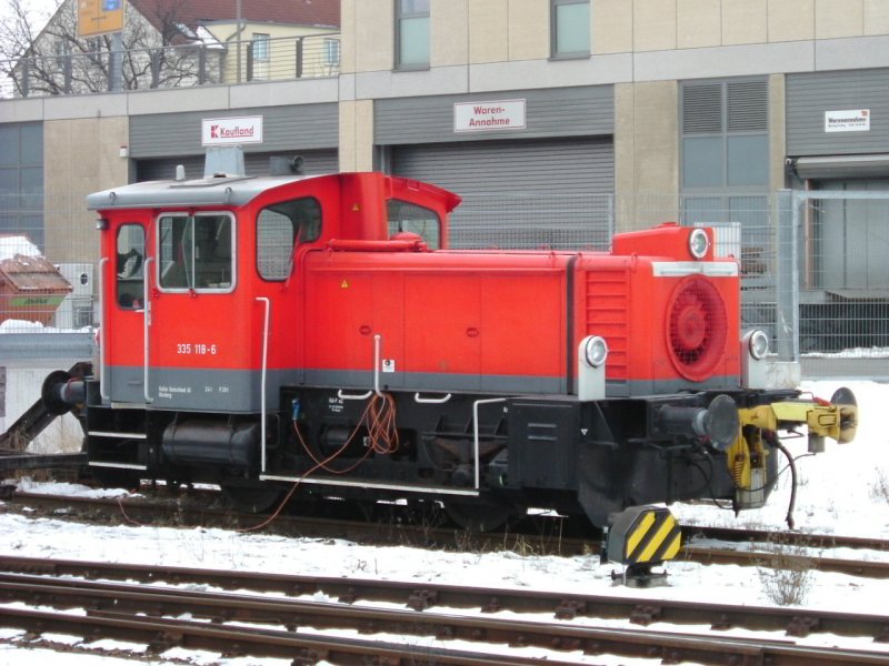 Am 08.03.2006 steht 335 118, eine von den letzten 2 Regensburger 335er, in Regensburg.