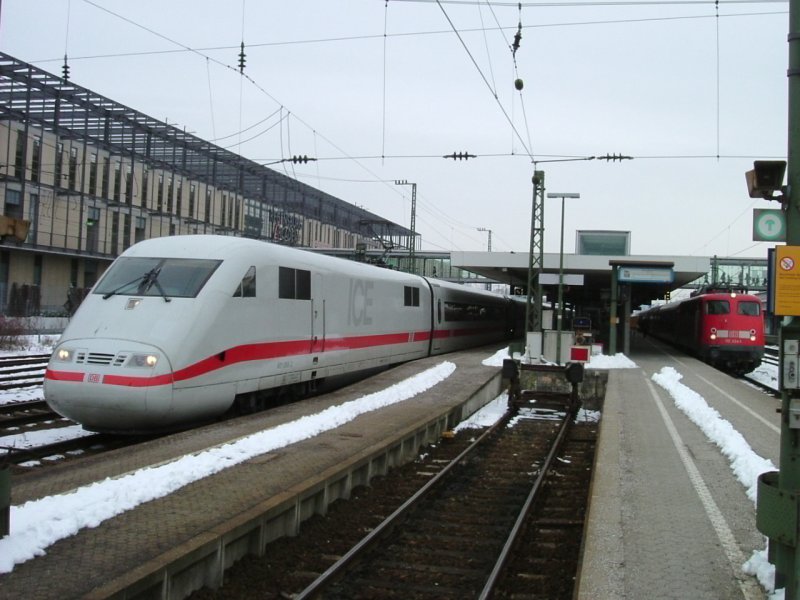 Am 08.03.2006 steht 401 068 in Regensburg.