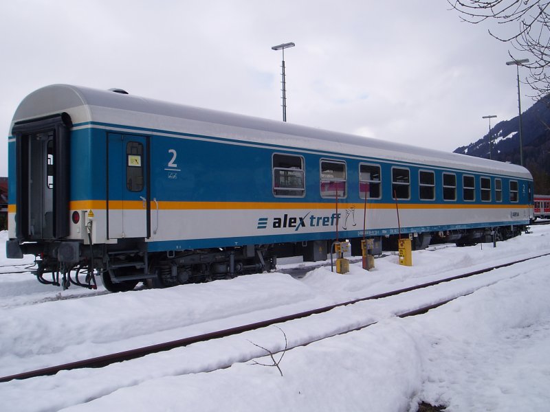 Am 08.03.2009 Nachmittag steht ein ALEX Treff Waggon abgestellt im Rangierbahnhof von Oberstdorf.Man beachte das der Waggon schon auf 200 Km/h umgerstet worden ist.